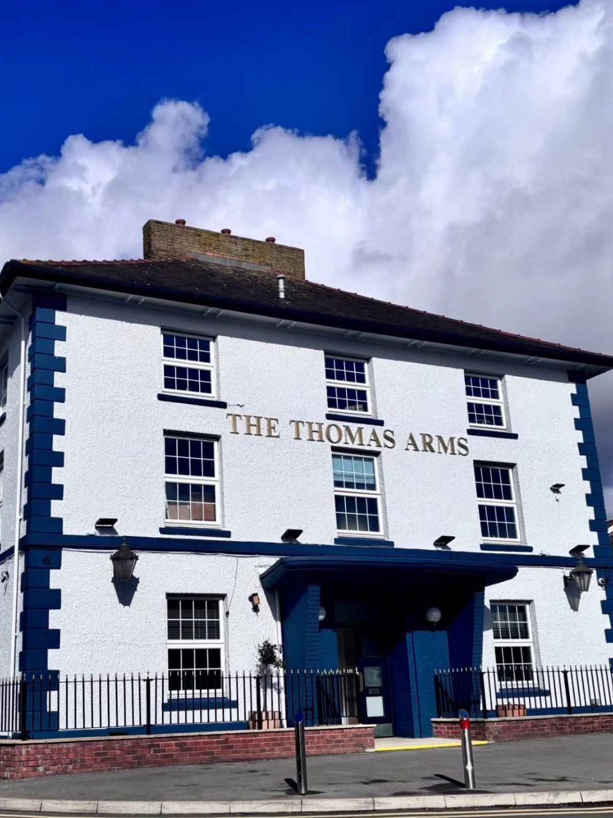 The New Thomas Arms Hotel Outside Front The New Thomas Arms Hotel Outside Front